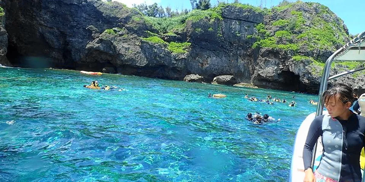 水面が神秘的に青く輝く”青の洞窟”シュノーケリング・体験ダイビングが楽しめる